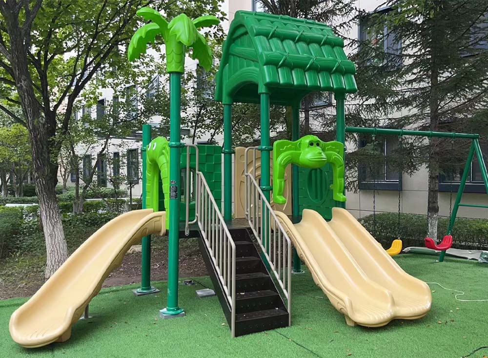 幼儿园滑梯.jpg